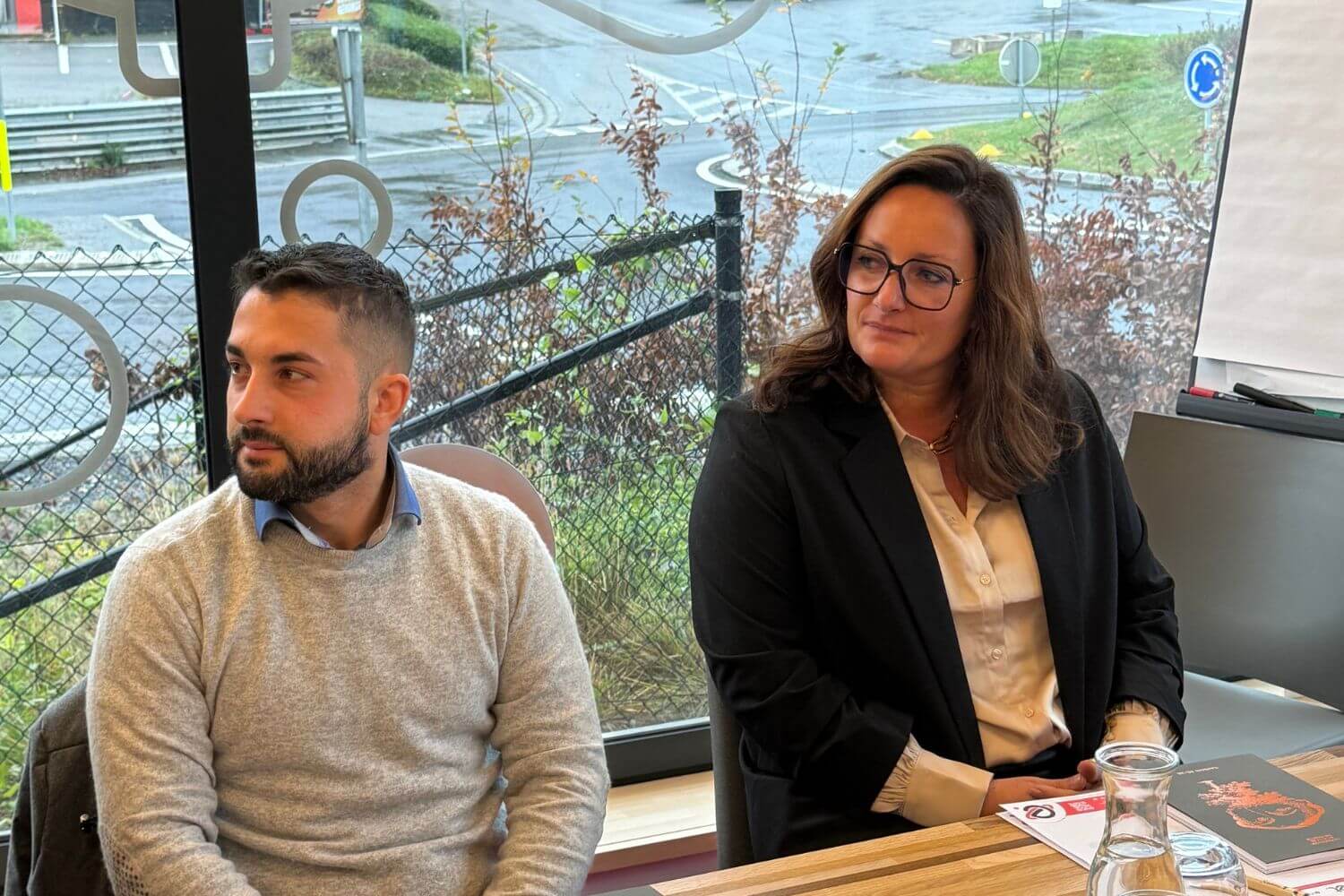 Massimo Guagenti & Optic Crombag à l’écoute d’un collaborateur.